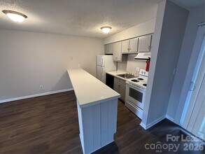 381 20th Ave NE in Hickory, NC - Building Photo - Building Photo