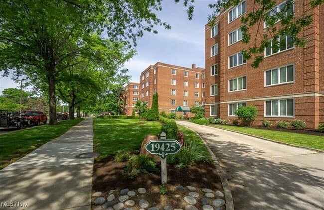 19425 Van Aken Blvd in Shaker Heights, OH - Building Photo - Building Photo
