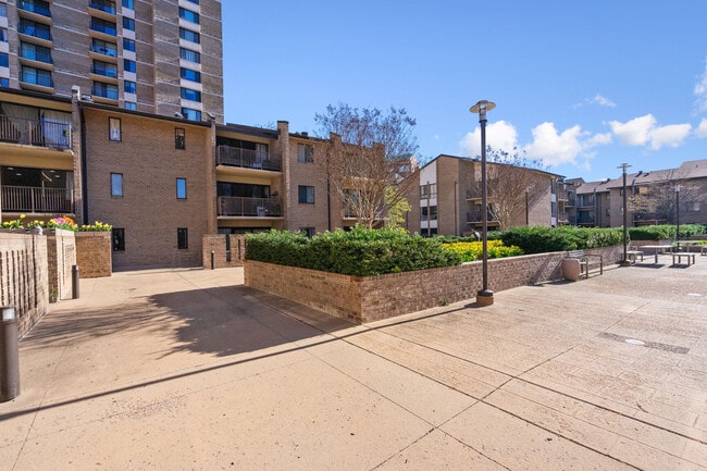 102 Monroe St in Rockville, MD - Building Photo - Building Photo