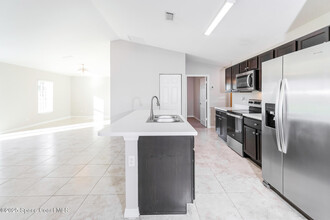 2110 Wagonwheel Ave SE in Palm Bay, FL - Building Photo - Building Photo