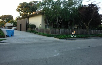 Kona Apartments in Palo Alto, CA - Foto de edificio - Building Photo