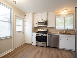 1411 Westmoor Dr in Austin, TX - Building Photo - Building Photo