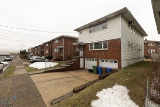 318 Kennedy Dr in Linden, NJ - Building Photo - Building Photo