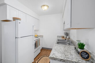 Red Carpet Apartments in Kent, WA - Building Photo - Interior Photo