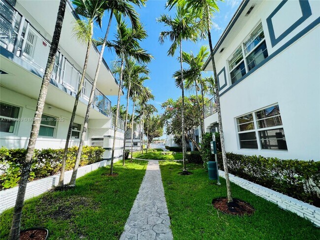 946 Bay Dr in Miami Beach, FL - Building Photo - Building Photo