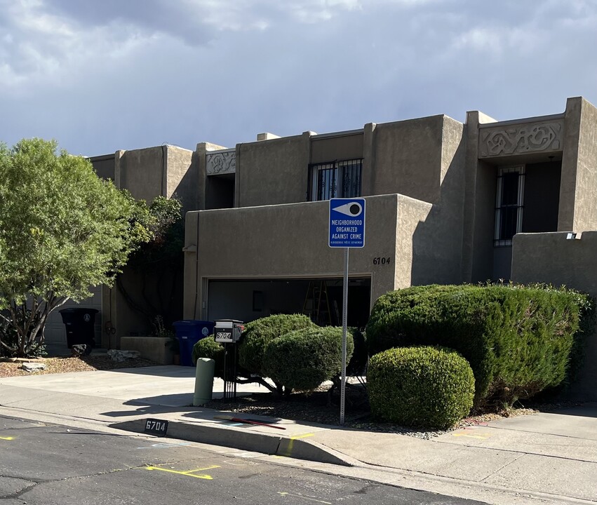 6704 Los Trechos Ct NE in Albuquerque, NM - Foto de edificio