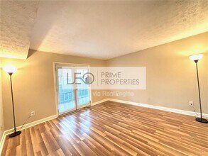 1011 Dunbar Dr in Dunwoody, GA - Foto de edificio - Building Photo