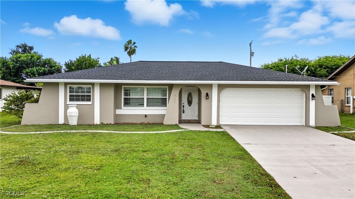 4520 SE 11th Pl in Cape Coral, FL - Building Photo