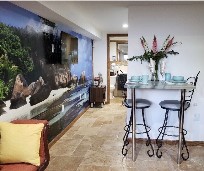 2542 Monroe St, Unit Apartment 2 in Hollywood, FL - Foto de edificio - Building Photo