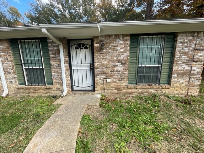 2118 Thousand Oaks Dr in Jackson, MS - Building Photo - Building Photo