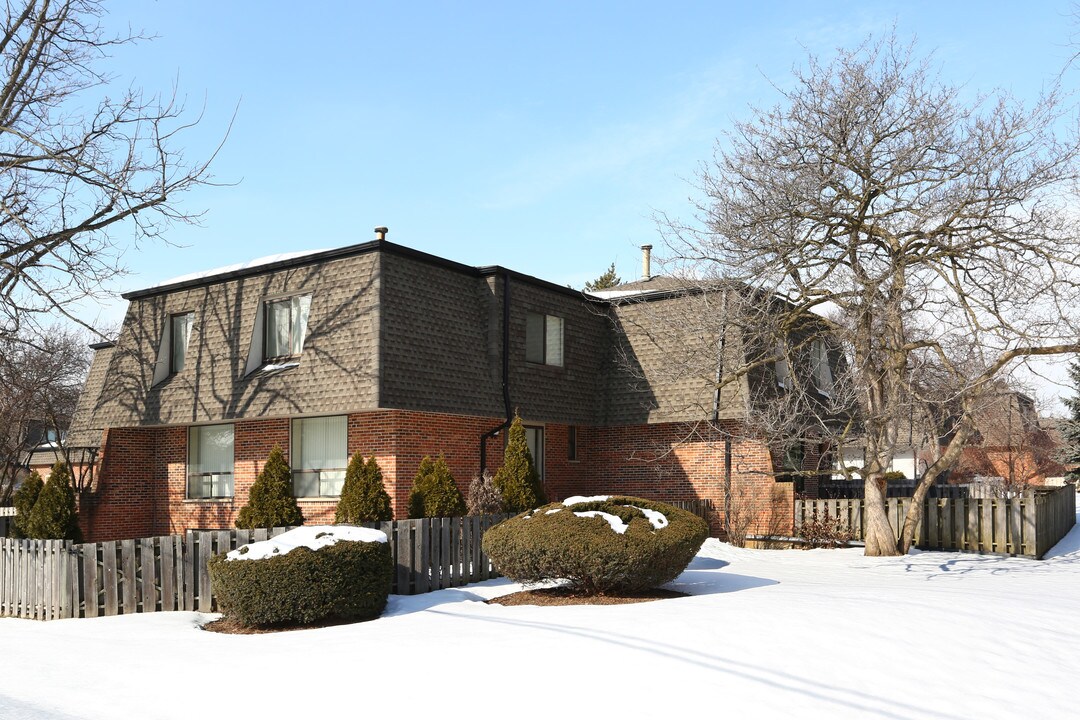 Cobblestone Court Condominiums in Palatine, IL - Building Photo