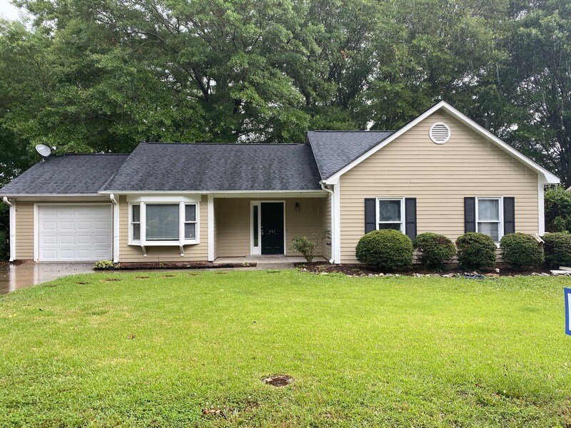 201 Belcross Dr in Simpsonville, SC - Building Photo