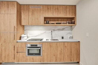 11 NE 6th St, Unit 712 in Miami, FL - Foto de edificio - Building Photo