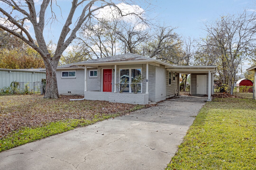 1702 W Brockett St in Sherman, TX - Building Photo