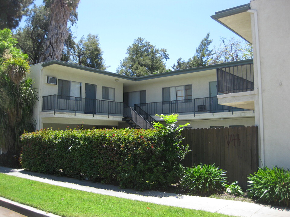 7259 Jordan Ave in Canoga Park, CA - Foto de edificio