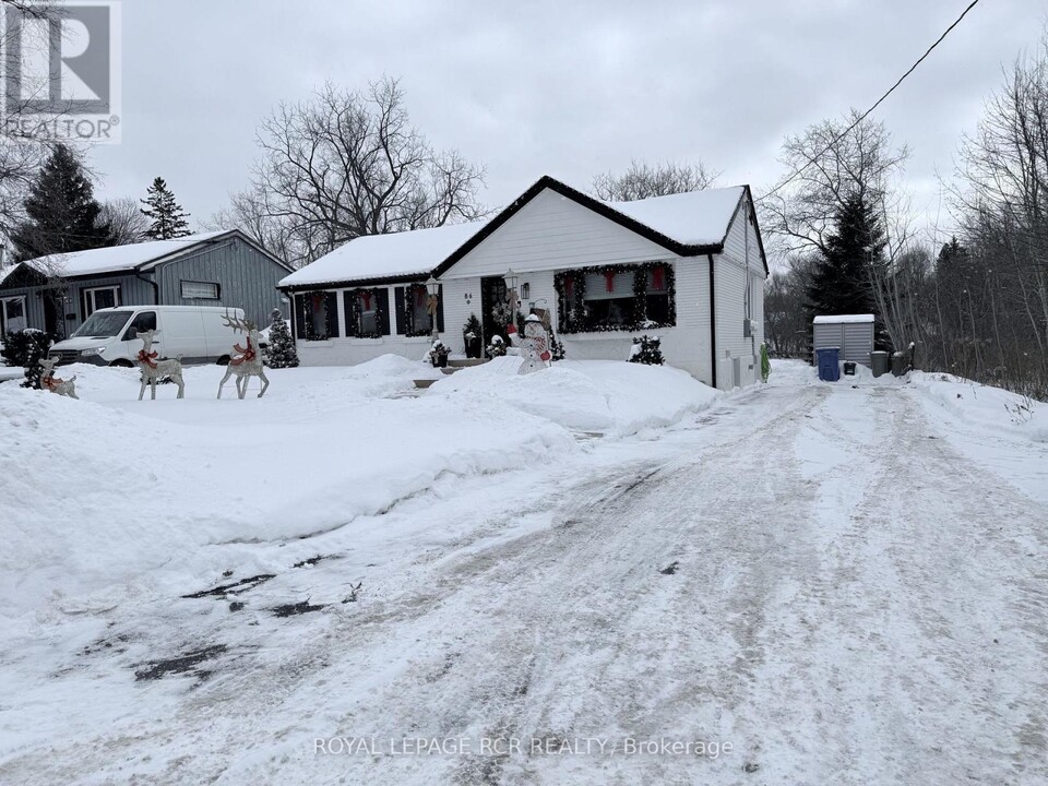 86 Roxborough Rd in Newmarket, ON - Building Photo
