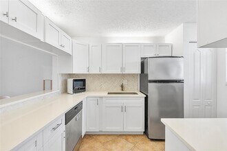 5300 NE 24th Terrace, Unit 425 in Fort Lauderdale, FL - Foto de edificio - Building Photo