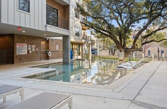 2500 Longview St in Austin, TX - Foto de edificio - Building Photo