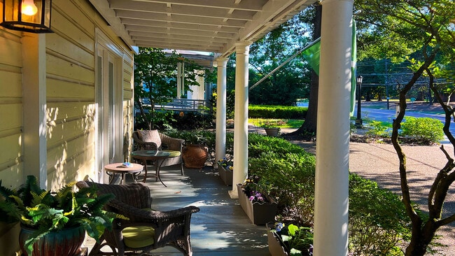 1710 N State St in Jackson, MS - Foto de edificio - Building Photo