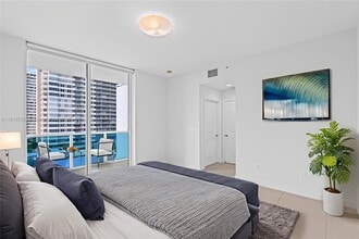 1945 S Ocean Dr in Hallandale Beach, FL - Foto de edificio - Building Photo