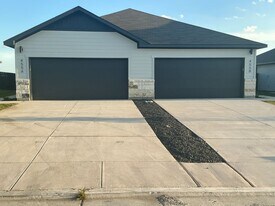 455 Cross Barn Blvd in Buda, TX - Building Photo