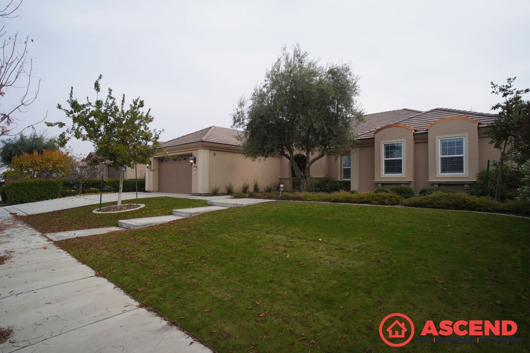 13509 Stonethwaite Ln in Bakersfield, CA - Foto de edificio