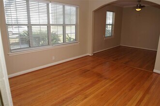 5564 Aspen St in Bellaire, TX - Building Photo - Building Photo
