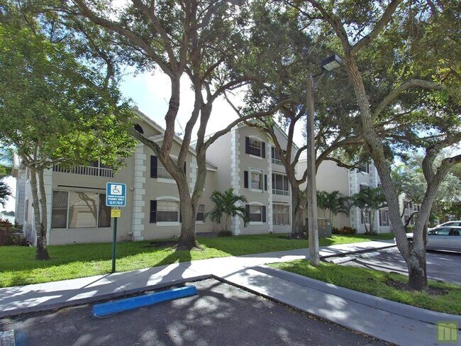 2811 N Oakland Forest Dr in Oakland Park, FL - Building Photo - Building Photo