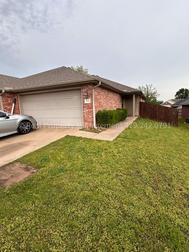 1003 Trenton Dr in Fort Smith, AR - Foto de edificio - Building Photo