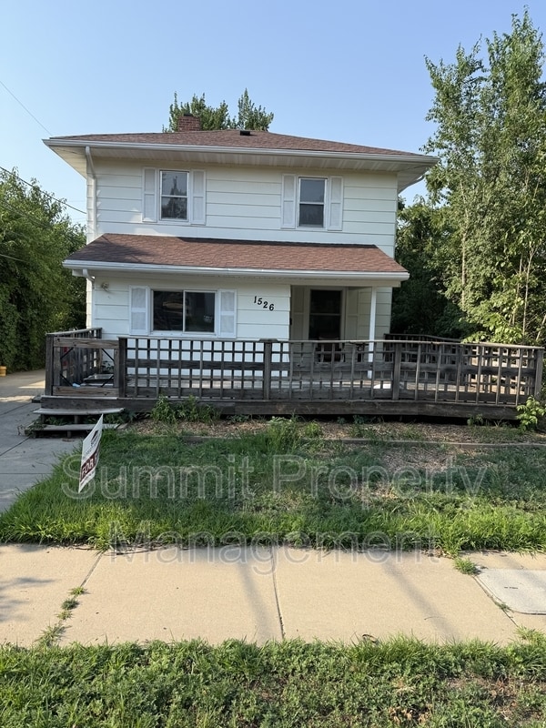 1526 W 10th St