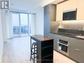 1 Fairview Rd E in Mississauga, ON - Building Photo - Building Photo