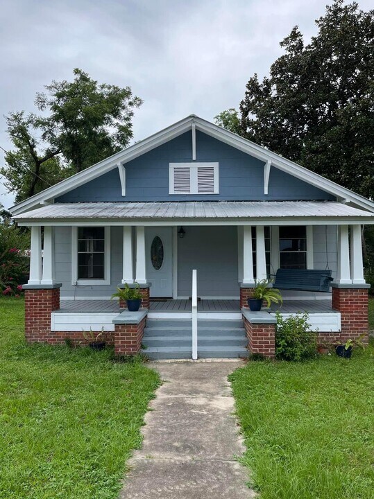 145 Live Oak Ave W in Defuniak Springs, FL - Building Photo