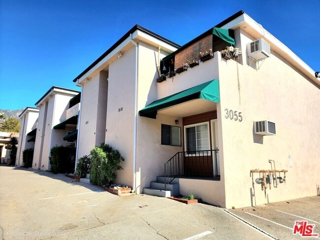 3055 Foothill Blvd in Montrose, CA - Building Photo - Building Photo