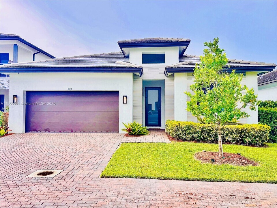 8143 NW 45th St in Doral, FL - Foto de edificio