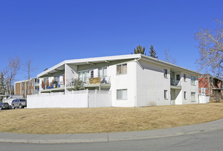 Evergreen Manor in Calgary, AB - Building Photo - Building Photo