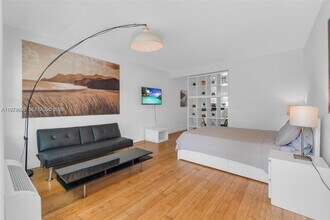 8080 Tatum Waterway Dr in Miami Beach, FL - Foto de edificio - Building Photo