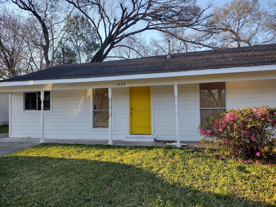 7429 Yoe St in Houston, TX - Building Photo
