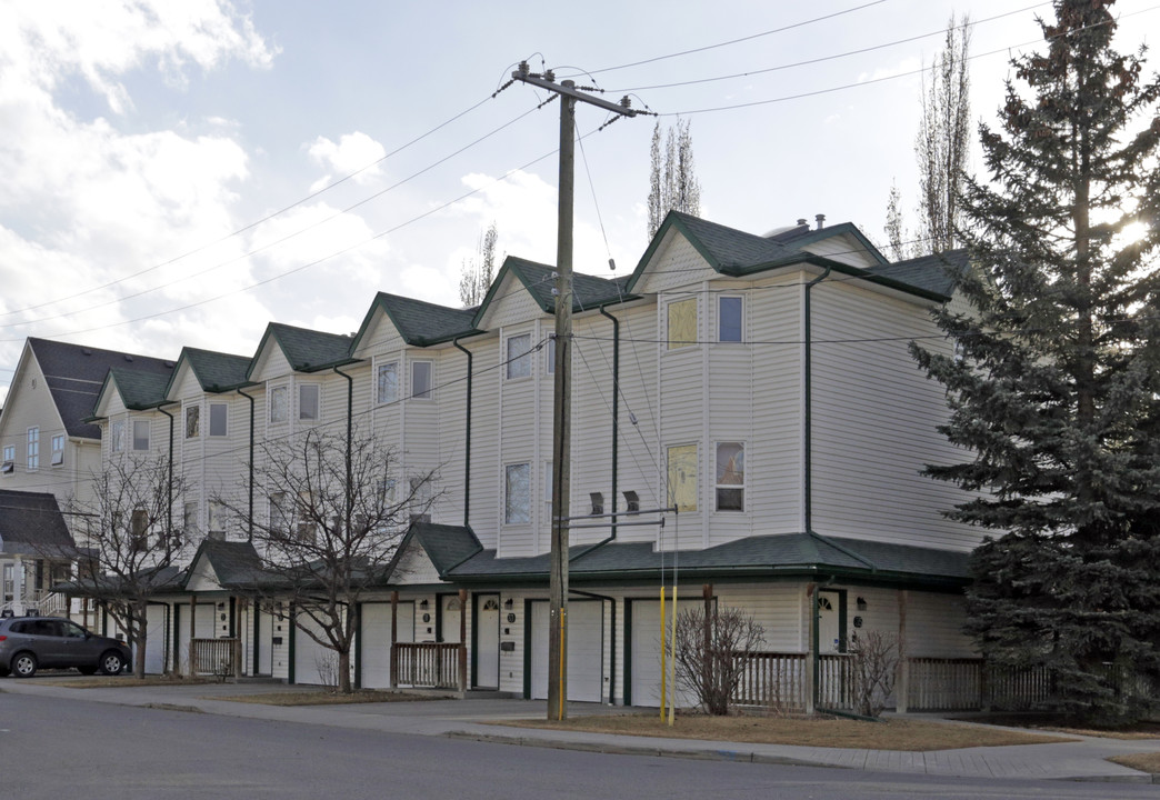 25-35 Mcdougall Ct NE in Calgary, AB - Building Photo