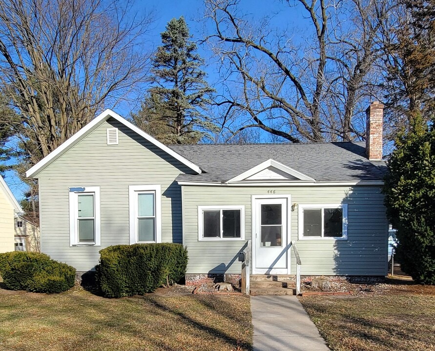 446 Summit Ave in Eau Claire, WI - Building Photo