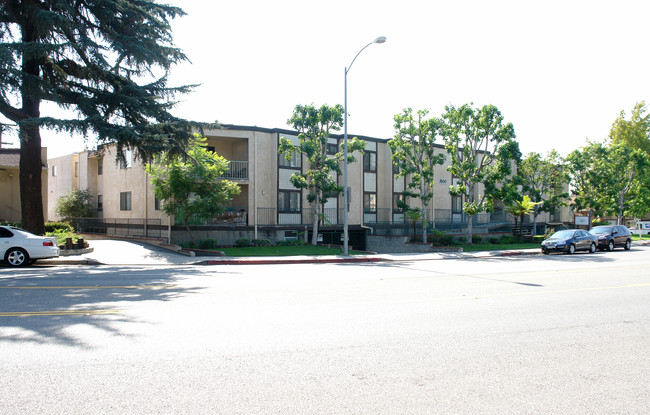 1500 E Wilson Ave in Glendale, CA - Foto de edificio - Building Photo