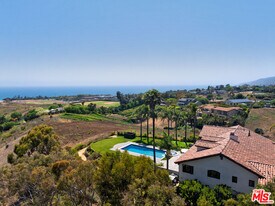 29660 Harvester Rd in Malibu, CA - Building Photo