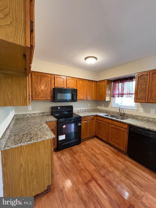 7 Valley Bend Ct in Germantown, MD - Building Photo