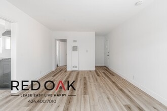 8514 Sherwood Dr in West Hollywood, CA - Foto de edificio - Building Photo