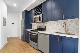 41-32 27th St in Queens, NY - Foto de edificio - Building Photo