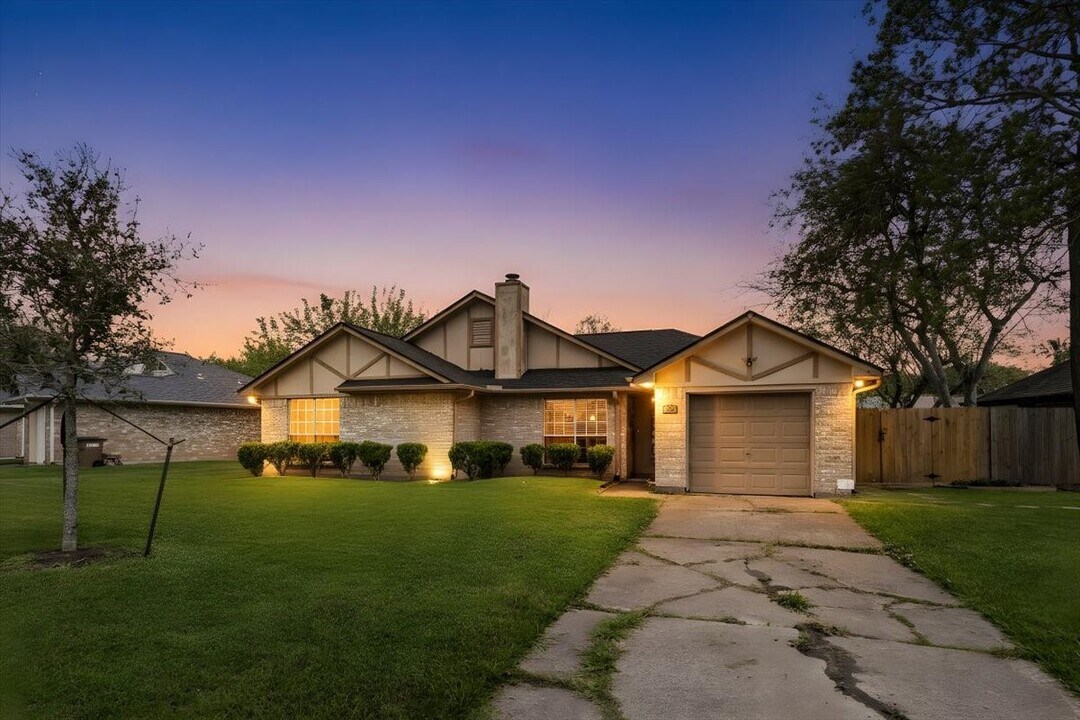 5213 Winding Brook Dr in Dickinson, TX - Foto de edificio