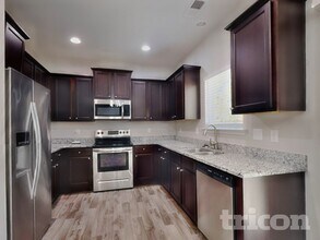 2900 Dallas Ct in Winston-Salem, NC - Foto de edificio - Building Photo