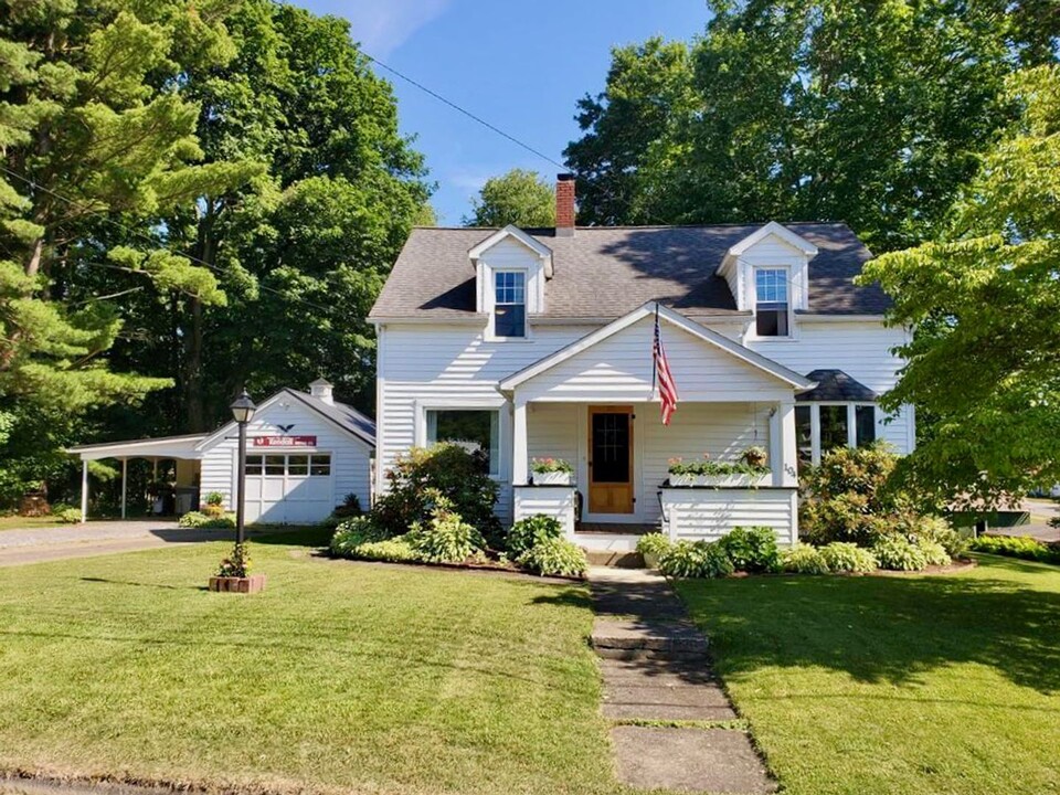 104 Wood in Cochranton, PA - Foto de edificio