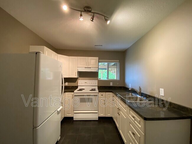 1837 Edgehill Ave in Kelowna, BC - Building Photo - Building Photo