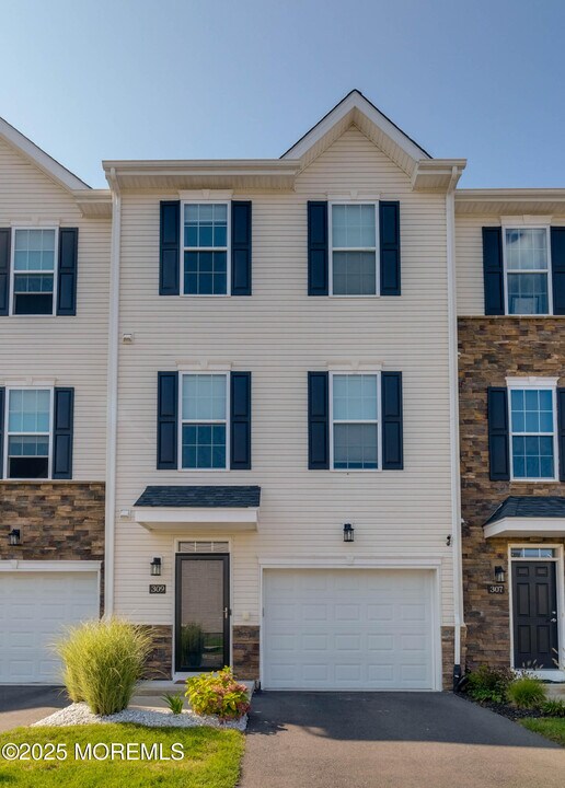 309 Spirit Wy in Brick, NJ - Foto de edificio