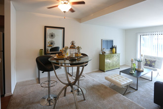 The Reserve at Winding Creek in Hazelwood, MO - Foto de edificio - Interior Photo